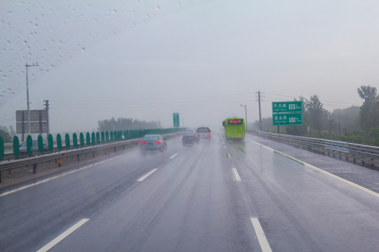 暴雨中行驶在高速公路上