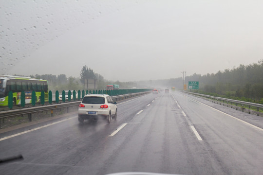 暴雨中行驶在高速公路上