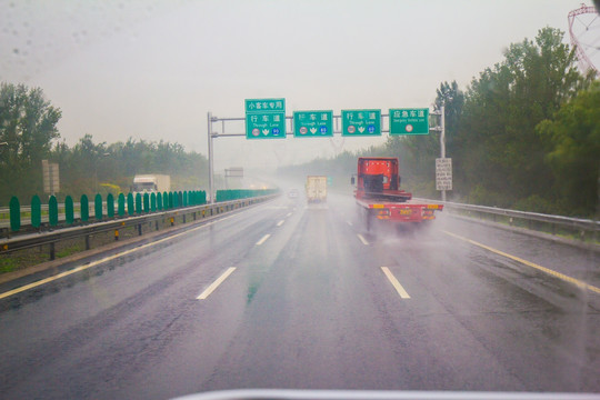 暴雨中行驶在高速公路上