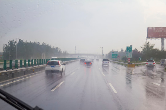 暴雨中行驶在高速公路上