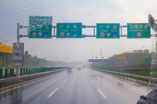 暴雨中行驶在高速公路上