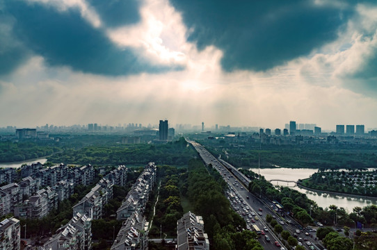 雨前的居民区