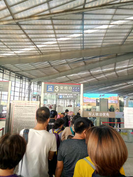 上海南站 安检排队
