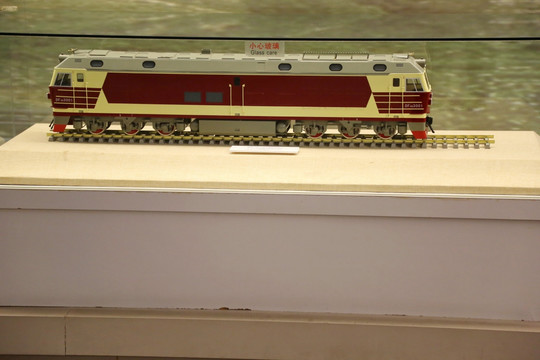 东风型内燃机车红色火车模型