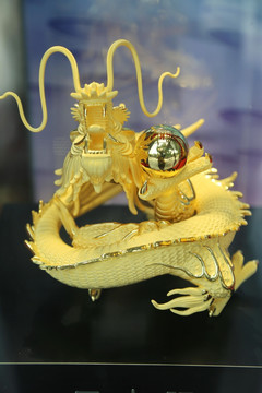 古代飞龙戏珠纯金雕像