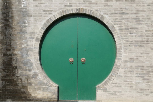 绿色大门的圆形拱门