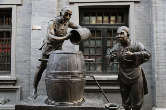 铜雕二锅头酿酒品酒人物雕像