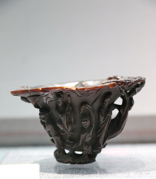 清代犀角雕八仙庆寿纹杯