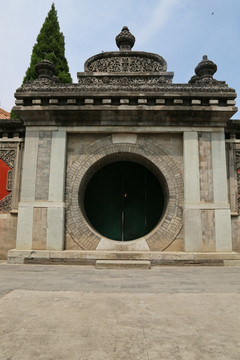 万寿寺中西合璧式样砖雕方框圆门