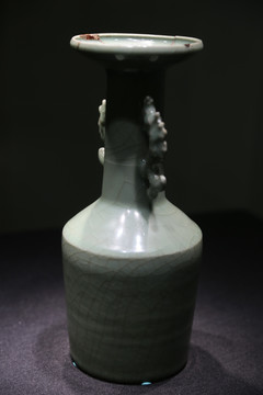龙泉官窑瓷器南宋时期双鱼耳瓶
