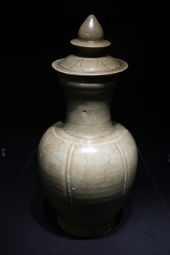 龙泉官窑瓷器北宋莲花纹塔瓶
