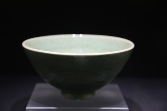 龙泉官窑瓷器明代的刻花卉纹碗