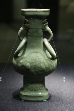 龙泉官窑瓷器明代模印孔雀牡丹兽