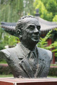 国际奥委会主席萨马兰奇的铜雕像