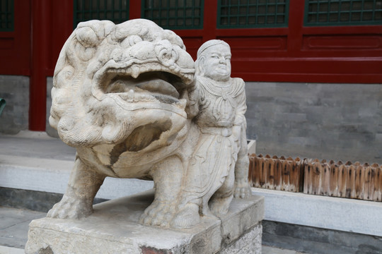 五塔寺石刻狮子和牵狮人石雕像