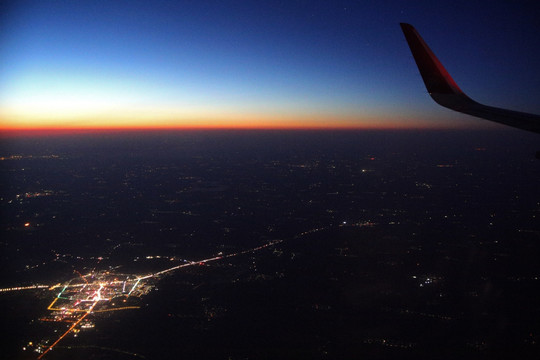 夜空 飞行 城市灯火