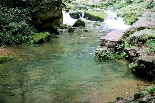 小溪泉水