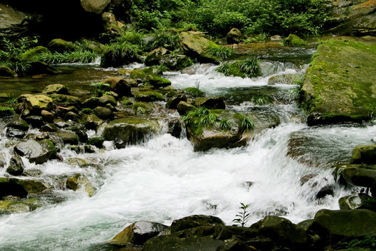 山间小河流