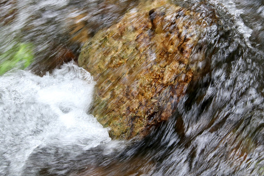 小溪流水