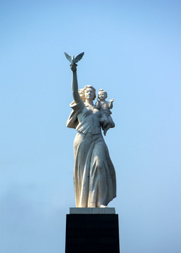 歌颂和平雕塑