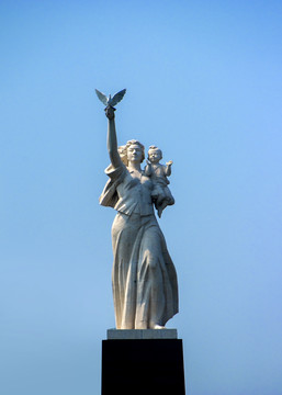 歌颂和平雕塑