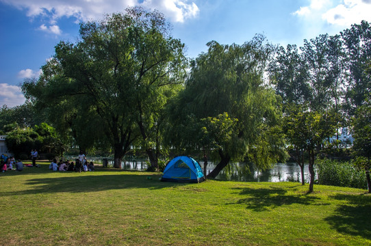 公园野外绿地露营帐篷