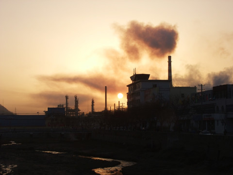 工厂环境污染夕阳烟囱炼油厂石化
