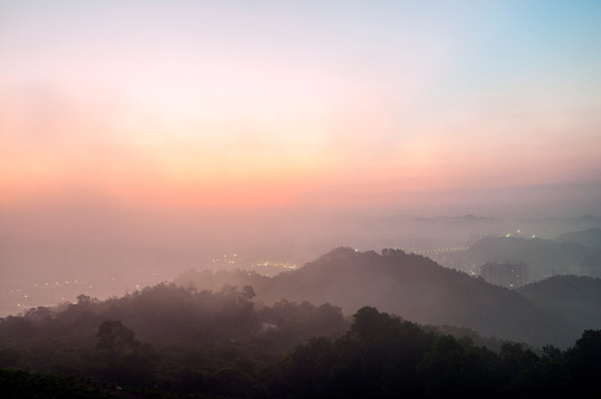 晨曦 朝阳 山顶日出 云雾弥漫