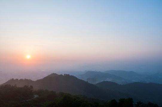 晨曦 朝阳 山顶日出 云雾弥漫