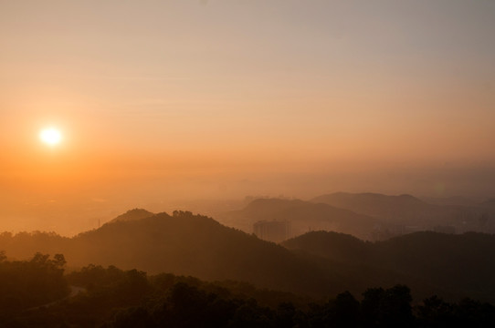 晨曦 朝阳 山顶日出 云雾弥漫