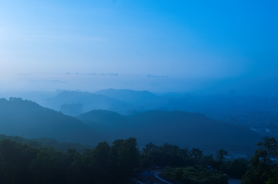 晨曦 朝阳 山顶日出 云雾弥漫