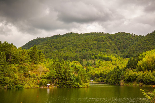 湖泊和青山