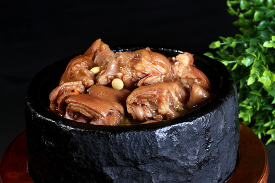 石锅黄豆焖猪手