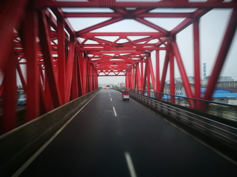 红色的吊桥