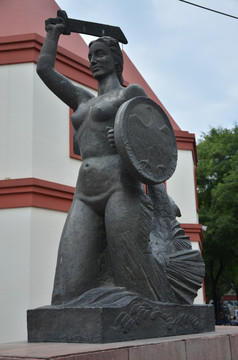 华沙美人鱼雕塑