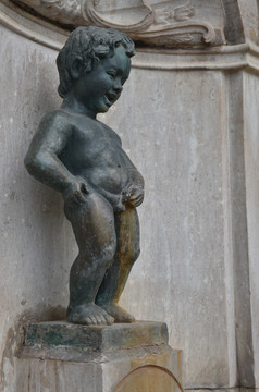 西方小孩尿尿雕塑