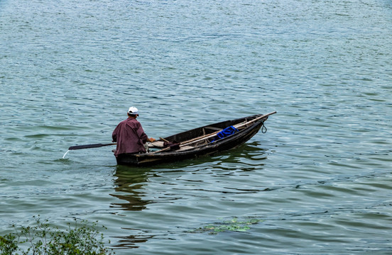 渔民划桨 淡水湖 小舟 小木船
