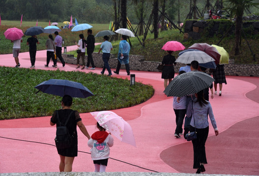 雨中打伞的人