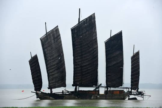 洪泽湖上的五帆船