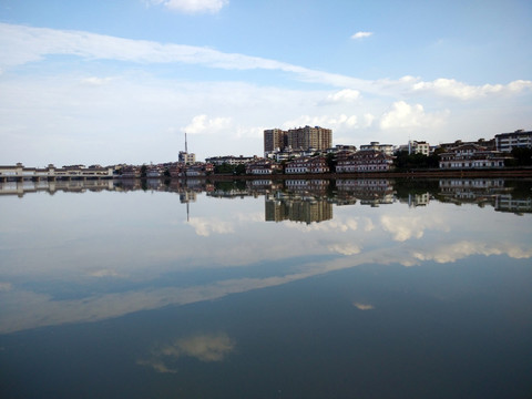 城市河畔风光