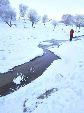 坝上雪景 红衣人