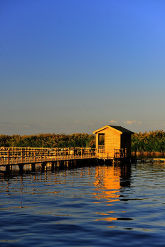 湖泊上的小木屋