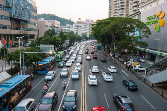 下班高峰期的交通路况