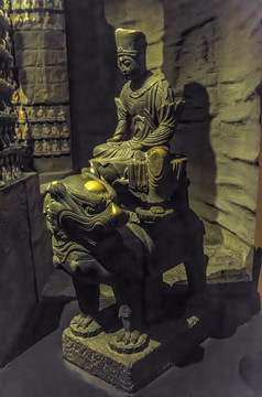 钟山石窟佛雕像