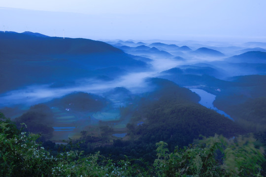 山间晨雾