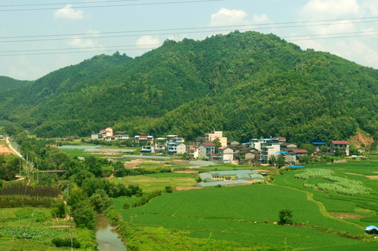 青山下的乡村