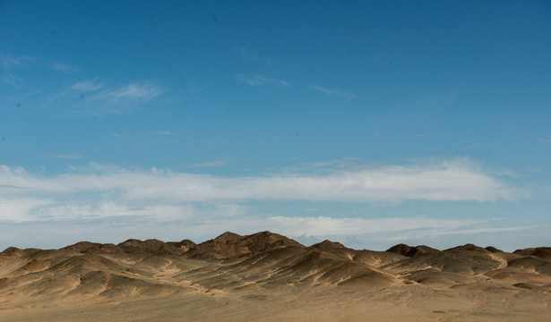 京新高速路无人区的沙漠戈壁风光