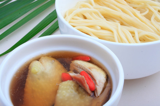 原盅炖草鸡面
