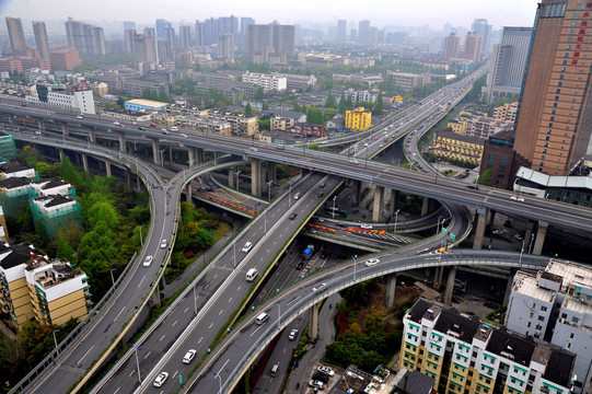 高处俯瞰城市高架道路