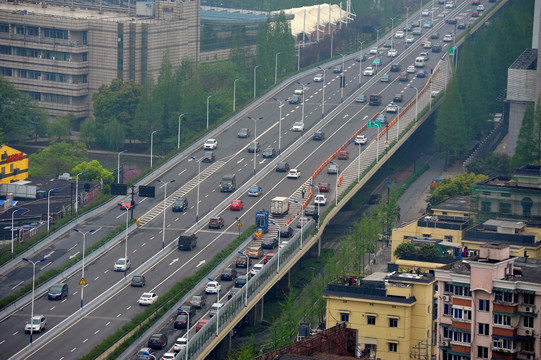 高架道路上拥挤的车流往来